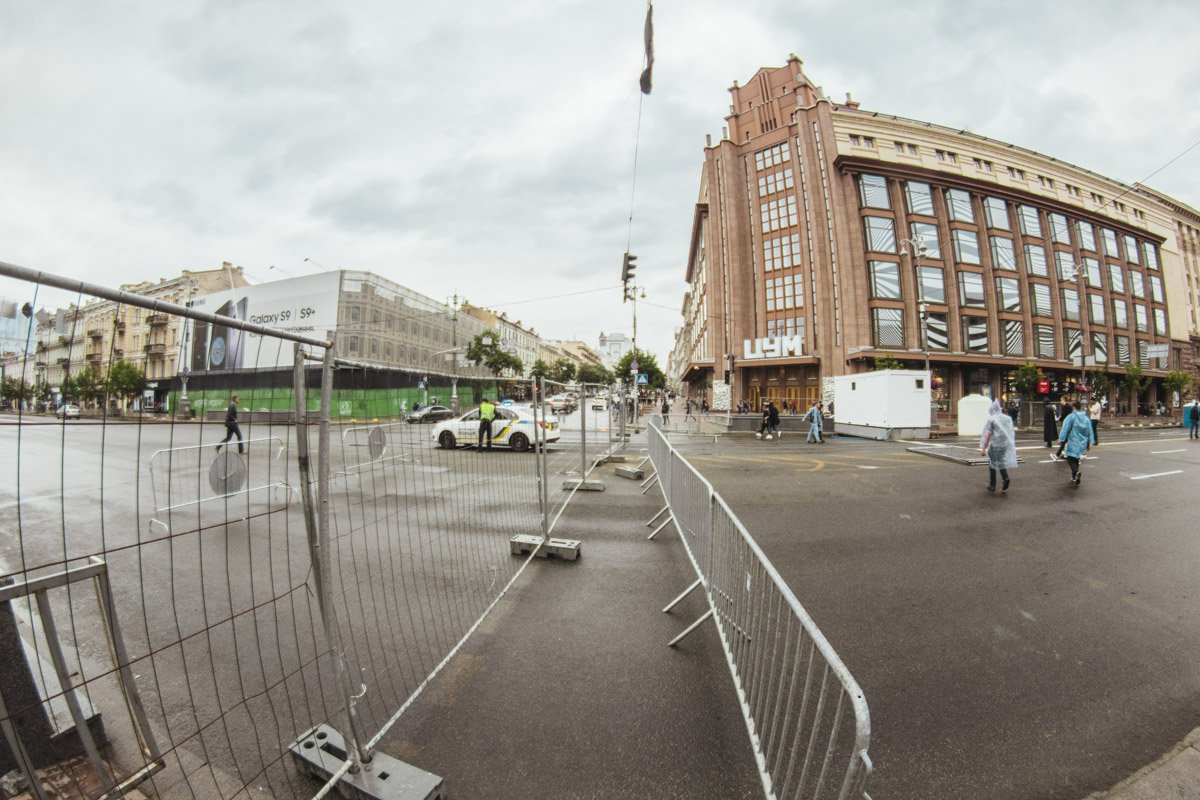 Территорию оградили забором