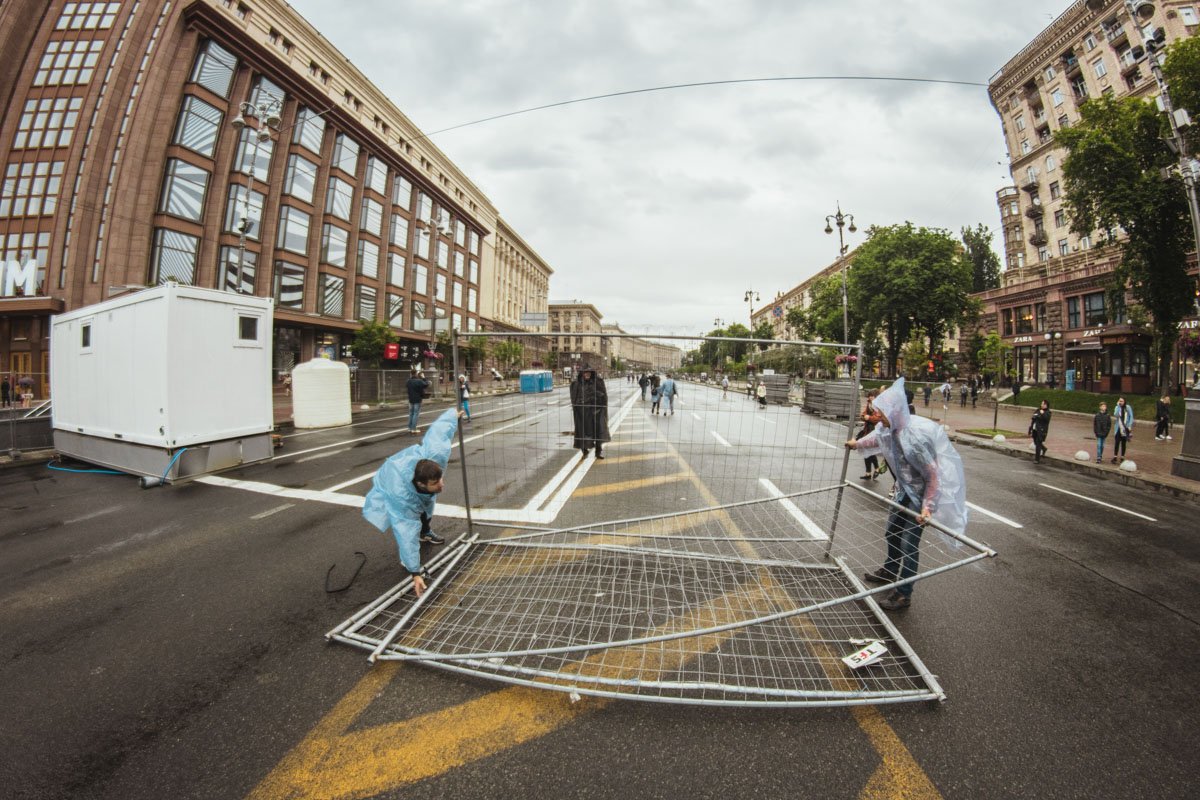 Работникам не мешает даже дождь