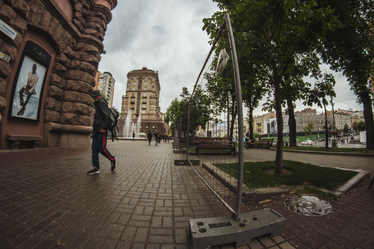 Пешеходам оставили проход возле домов