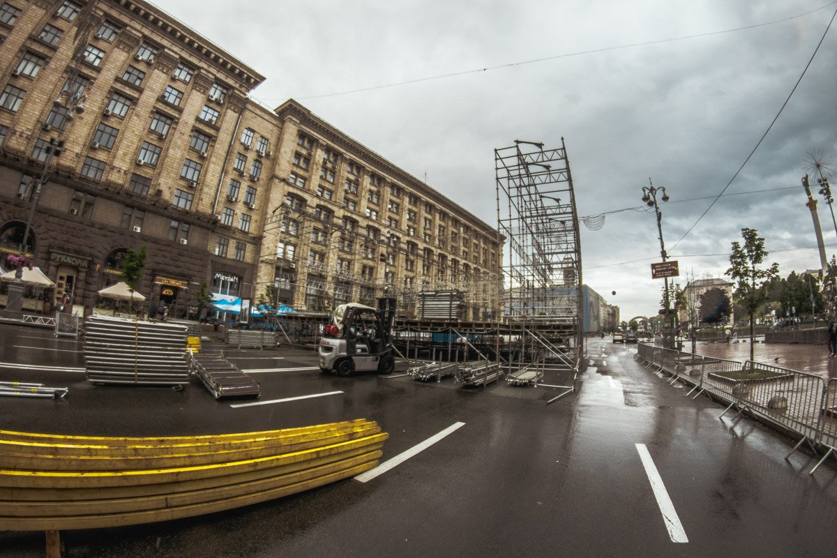 Строители почти установили сцену