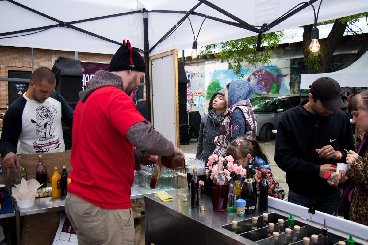 Но главное развлечение феста - дегустация настоек Но главное развлечение феста - дегустация настоек