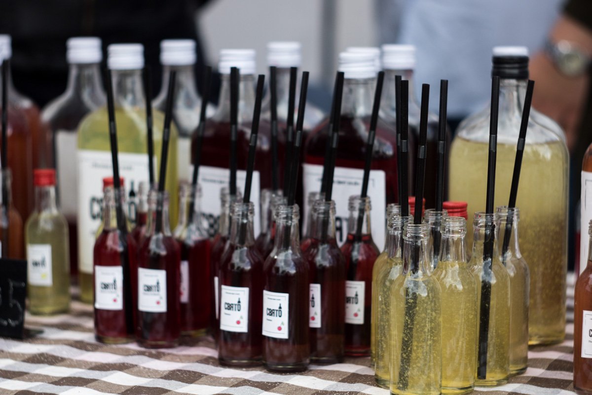 Бутылочку божественного напитка можно было купить домой или выпить на фесте Бутылочку божественного напитка можно было купить домой или выпить на фесте