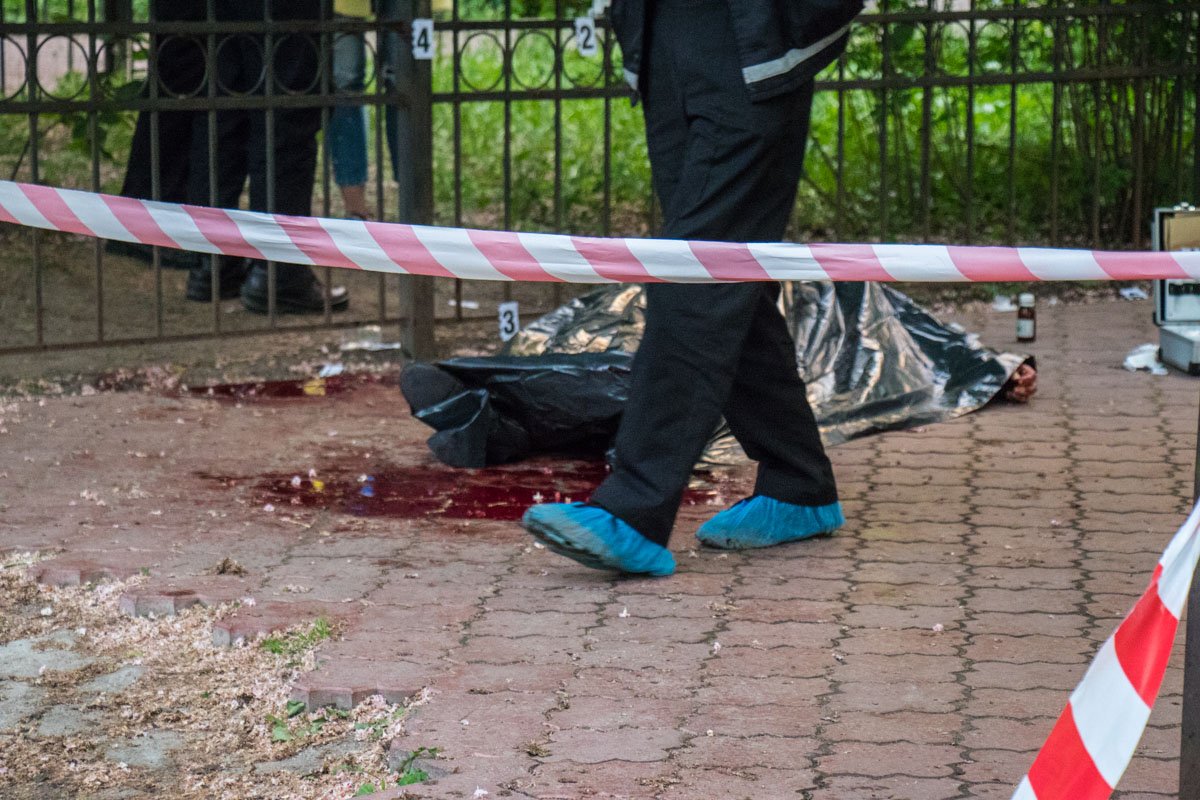 Человек лежит в луже крови