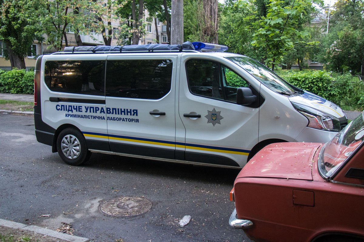 На место событий прибыли более пяти экипажей полиции