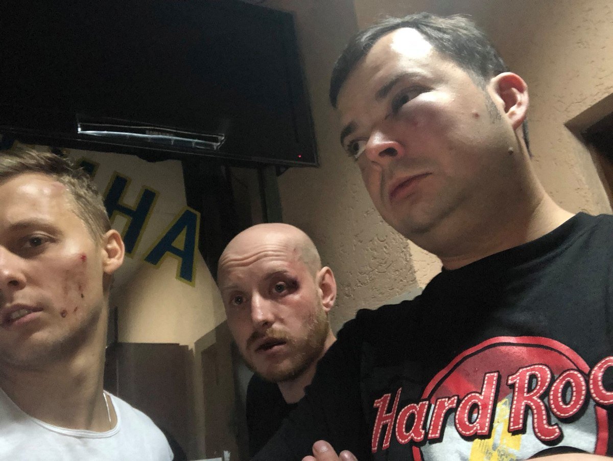 Группа неизвестных лиц нанесла потерпевшим многочисленные травмы Группа неизвестных лиц нанесла потерпевшим многочисленные травмы