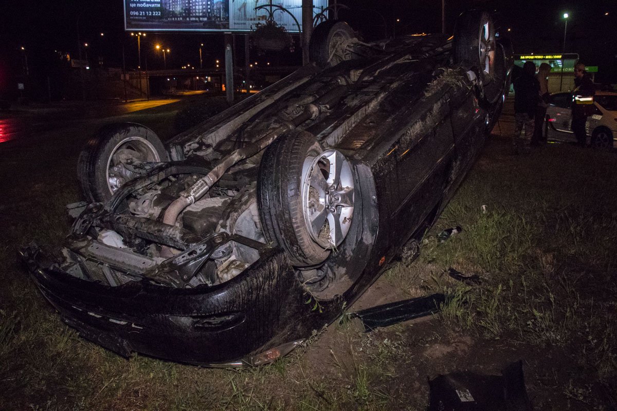 Toyota вылетел на зеленую зону у дороги и перевернулась