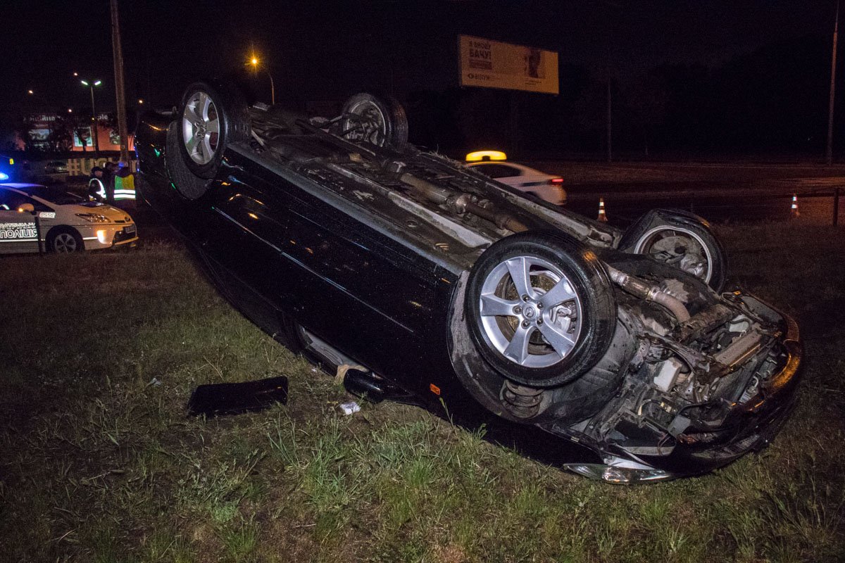 Мужчины не пострадали, а девушка получила повреждения и сначала даже потеряла сознание