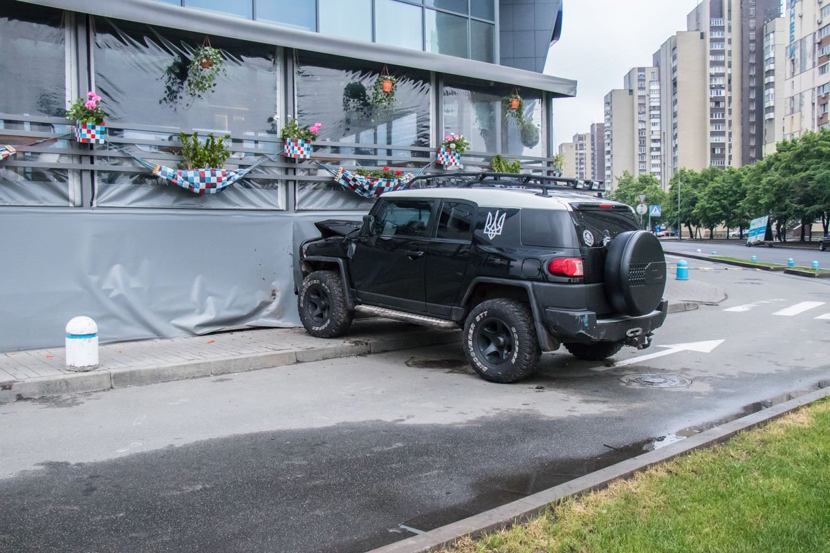 Мужчина на Toyota FJ врезался в пиццерию Positano Мужчина на Toyota FJ врезался в пиццерию Positano