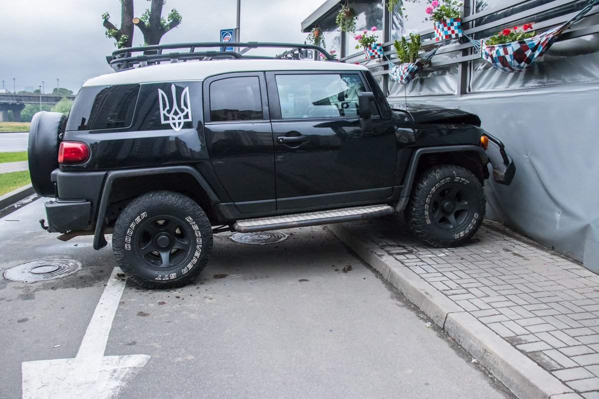 Сам виновник аварии сбежал Сам виновник аварии сбежал