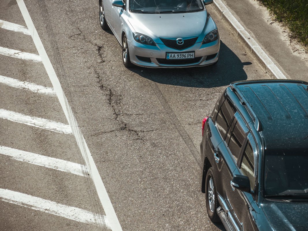 Разметка четко видно, а вот асфальт местами потрескался 