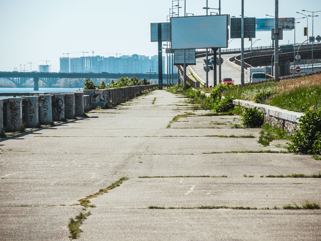 Зато пешеходная зона забытая коммунальщиками 