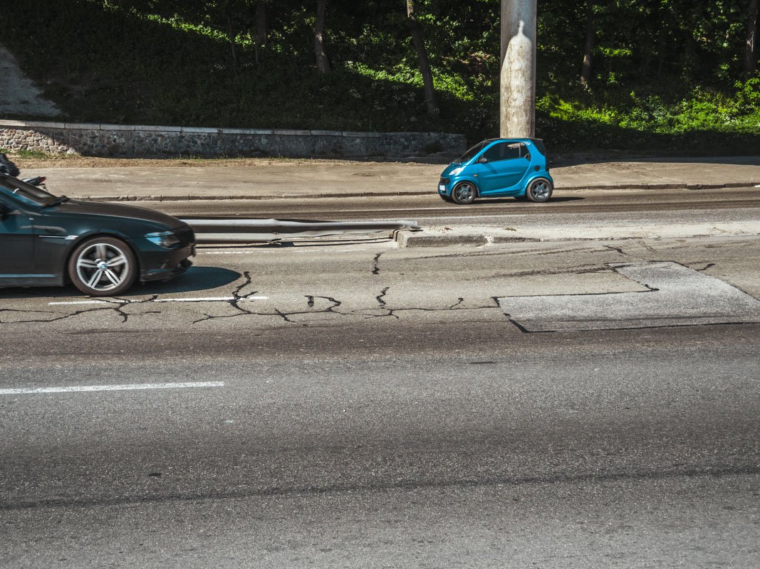 На разворотах немного "уставшая" дорога