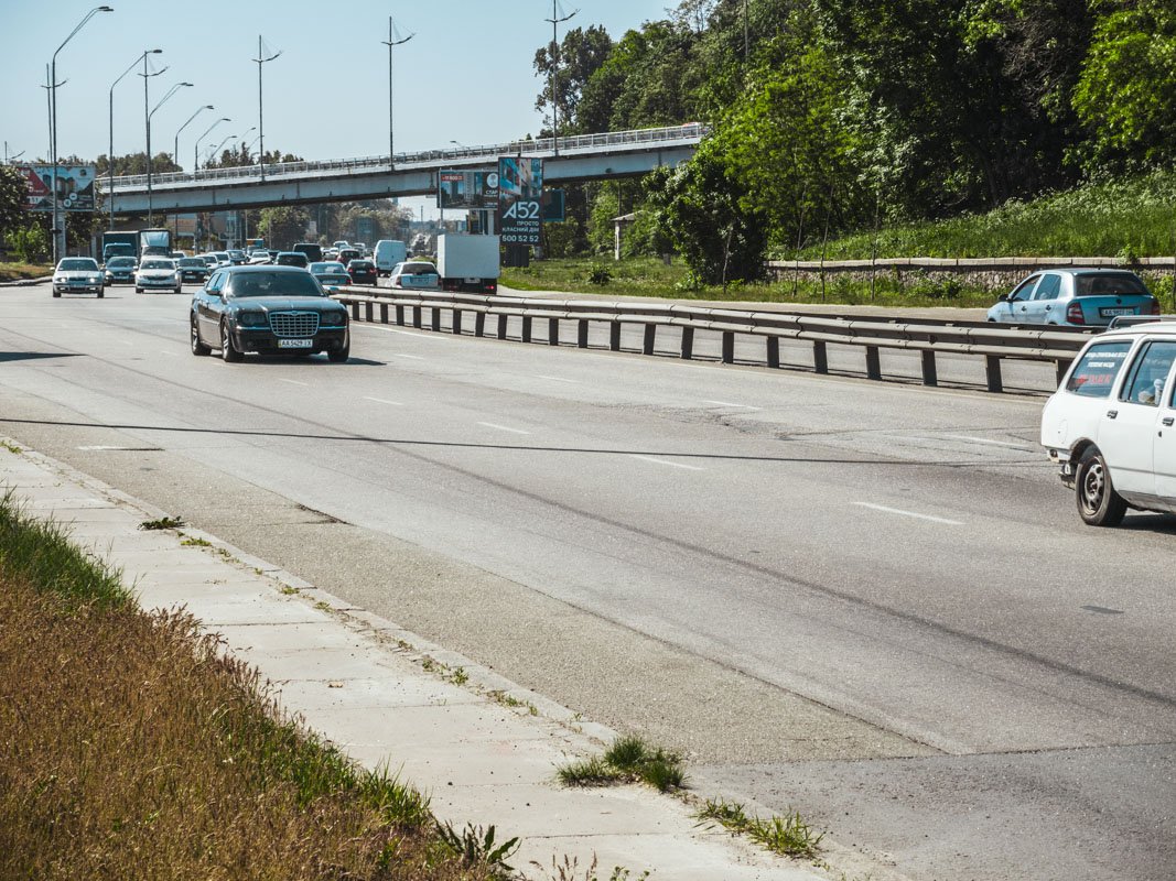 Учитывая трафик на этой дороге, разогнаться до 60 км\ч можно спокойно, если по букве закона