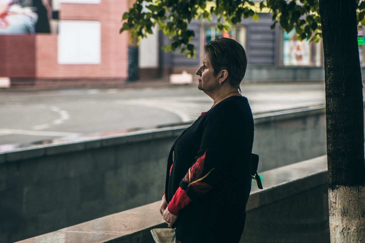 Снова стою одна...