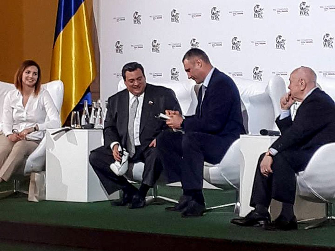 Сулейман предложил Кличко подписать необычный "контракт" width="1067" height="800"><figcaption> Сулейман предложил Кличко подписать необычный "контракт"
</figcaption></figure></p><p>По словам Маурисио Сулеймна, именно благодаря братьям Кличко, Виктору Постолу и Александру Усику Киев можно смело называть столицей мирового бокса. Это утверждение поддержал и Виталий Кличко:
</p><p>"Киев становится не только футбольной, но и боксерской столицей", - сказал мэр Киева. Также Виталий рассказал, что во время проведения конгресса поклонников бокса ожидает множество интересных сюрпризов.
</p><p>Ранее в Нью-Йорке <a href="https://kiev.informator.ua/2018/05/13/rezultaty-boya-lomachenko-linares-ukrainets-pokoril-novyj-divizion/">состоялся бой Василия Ломаченко и Хорхе Линареса</a>. Напомним, Чемпион WBO во втором полулегком весе Василий Ломаченко <a href="https://kiev.informator.ua/2017/12/15/lomachenko-vozglavil-rejting-luchshih-bokserov-mira/">стал лучшим боксером мира по версии ESPN 2017 года</a>. В последнем бою на данный момент бою, который состоялся 10 декабря <a href="https://kiev.informator.ua/2017/12/10/v-boe-goda-lomachenko-uverenno-pobedil-rigondo/">Ломаченко нанес поражение непобежденному Гильерме Ригондо</a>. Украинец победил кубинца техническим нокаутом.
</p><p></p><p style="text-align: right;"><strong>Татьяна Ворошиловская</strong></p>
<p></p><p style="text-align: right;"><strong>Фото: Сергей Бумеров</strong></p></body></html>