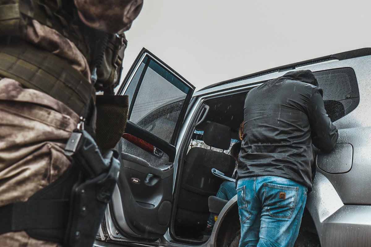 В автомобилях грабителей нашли пули для травматического оружия