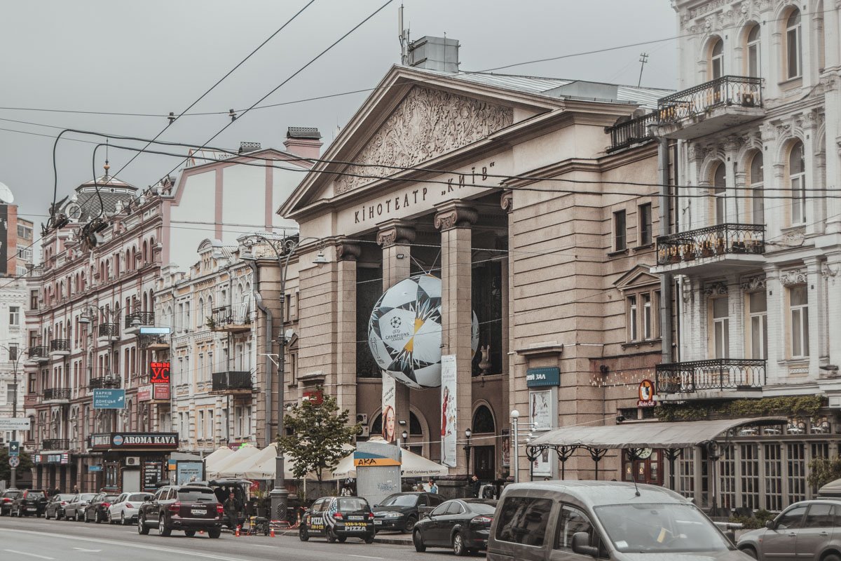В центре Киева появились новые тематические инсталляции - огромные футбольные мячи