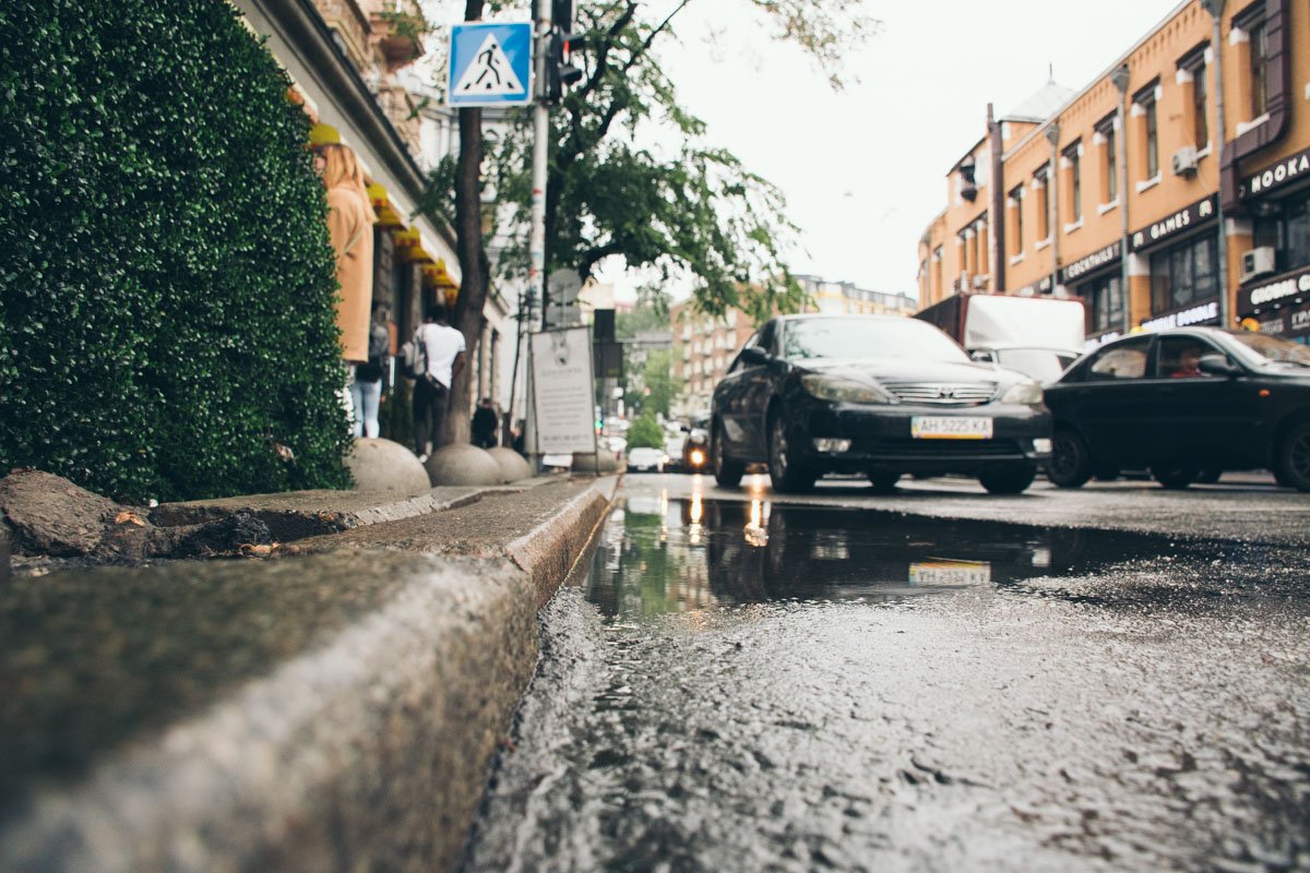 Киев в осколках луж особенно атмосферный Киев в осколках луж особенно атмосферный