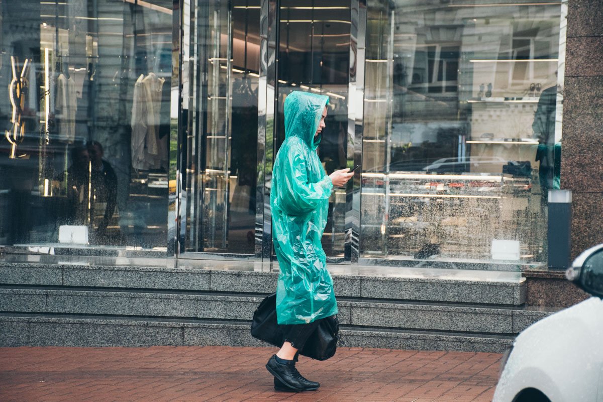 Яркий дождевик - и стихия ни по чем Яркий дождевик - и стихия ни по чем