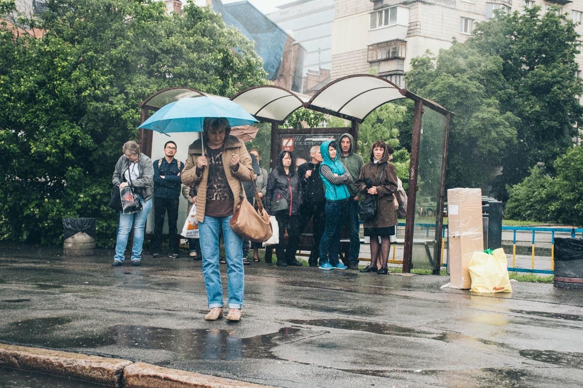 Прижмись к стоящему рядом на остановке, может это твоя судьба? Прижмись к стоящему рядом на остановке, может это твоя судьба?