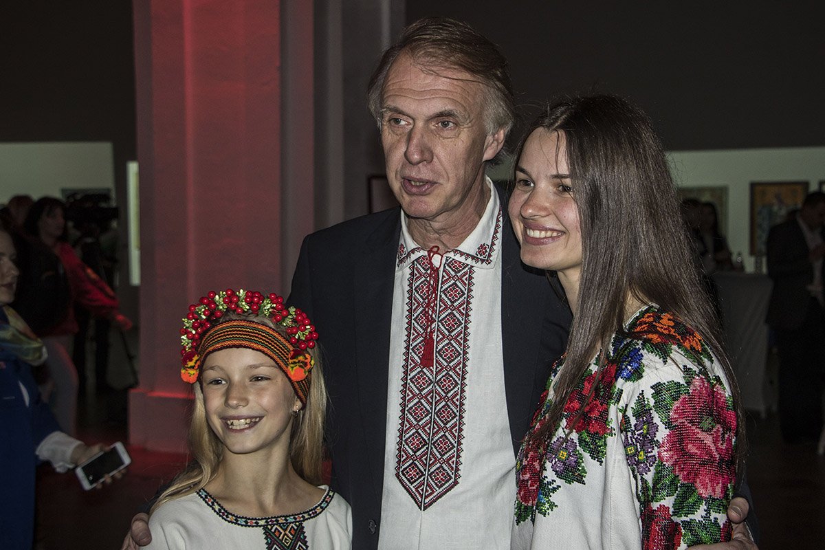 Гости тоже пришли в украинских нарядах Гости тоже пришли в украинских нарядах