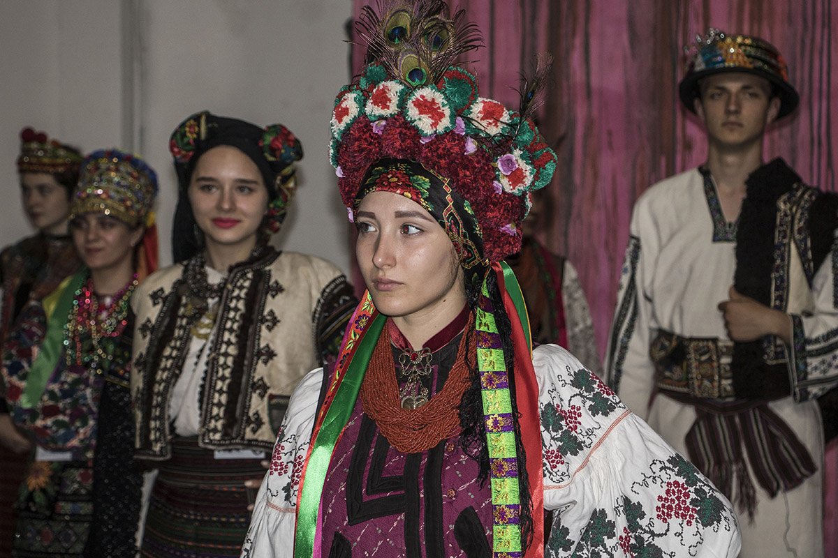 Костюмы надели студенты Института международных отношений Костюмы надели студенты Института международных отношений