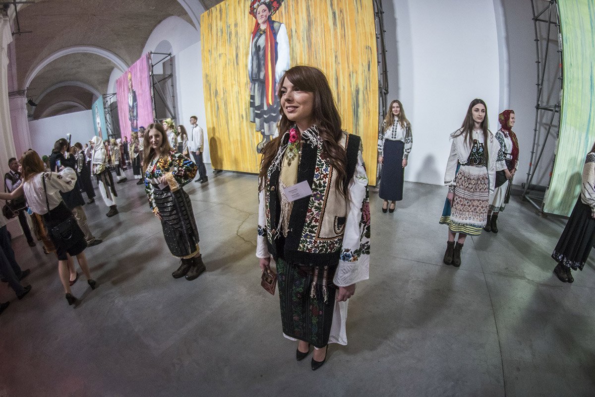 Украинские наряды могут быть очень разнообразны Украинские наряды могут быть очень разнообразны