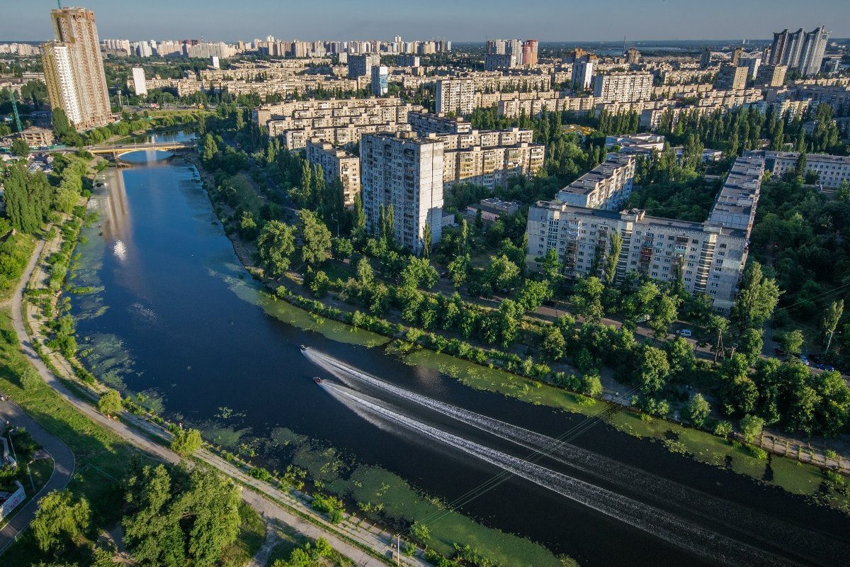 Из-за широких дорог можно ездить с друзьями