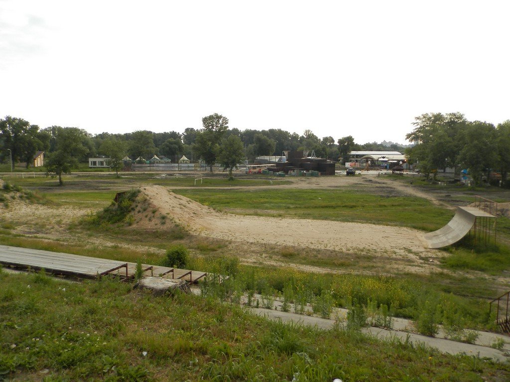 Возле воды кататься всегда приятней