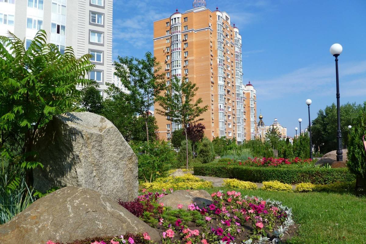 Радует хорошо развитая инфраструктура и завораживающий вид на Днепр