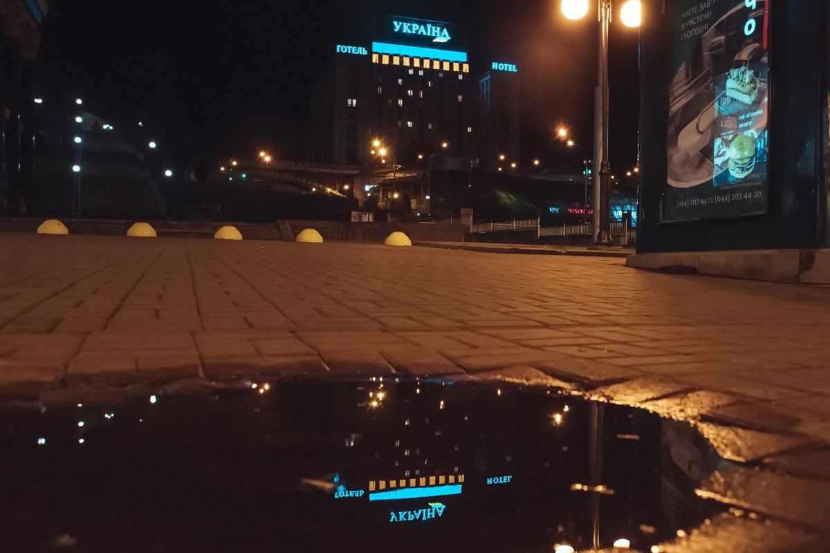 Через лужи можно посмотреть на Киев Мы как будто новой парой глаз Через лужи можно посмотреть на Киев Мы как будто новой парой глаз
