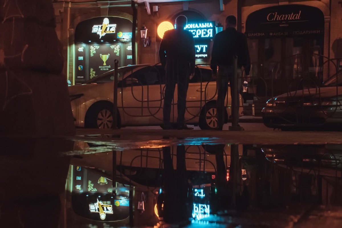 Все отображается в лужах перевернутым Все отображается в лужах перевернутым