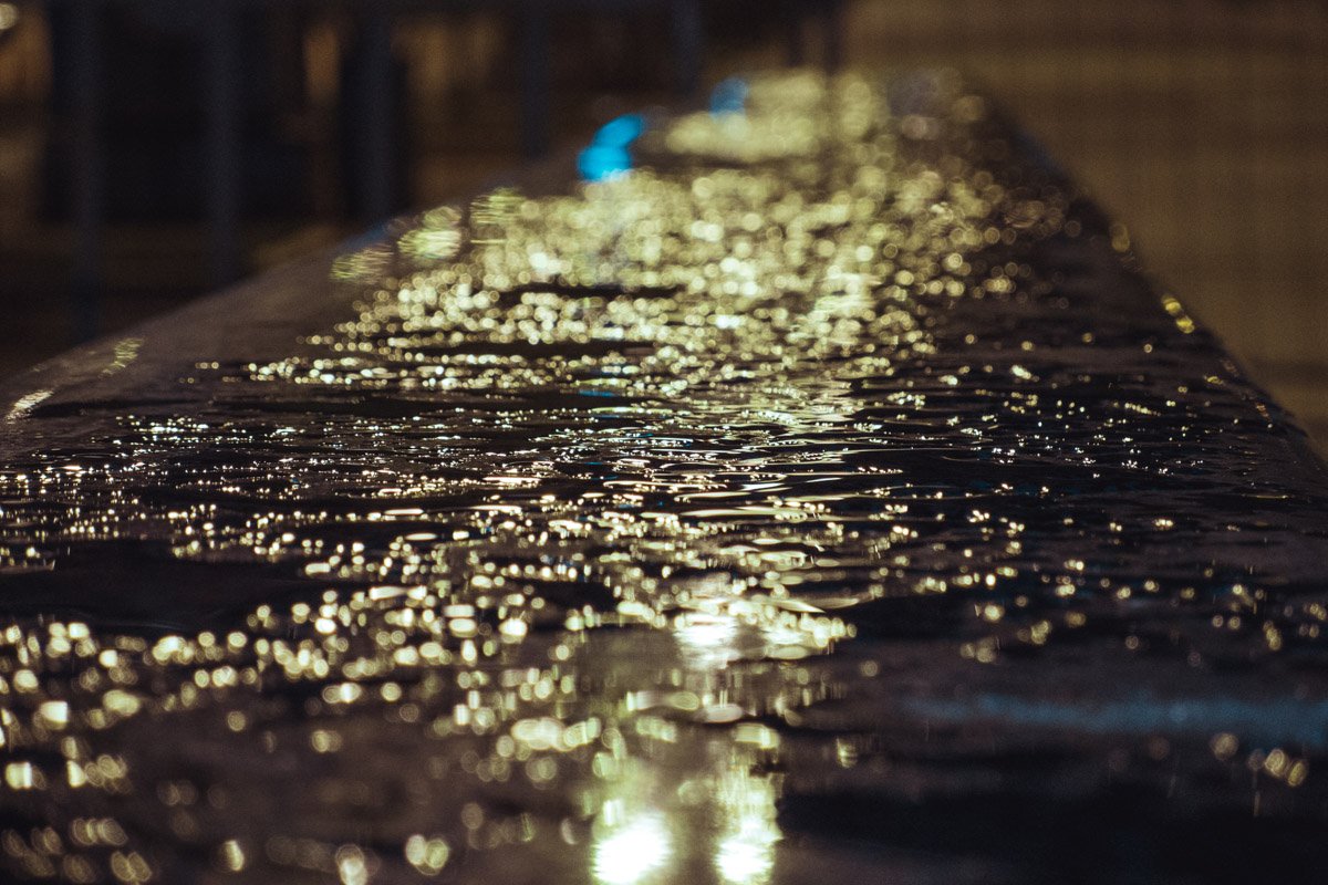 После дождя капли собираются под ногами После дождя капли собираются под ногами