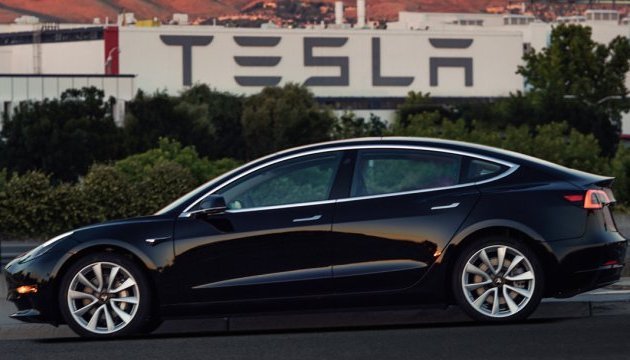 В американском штате Юта электромобиль Tesla въехал в автомобиль пожарной команды В американском штате Юта электромобиль Tesla въехал в автомобиль пожарной команды