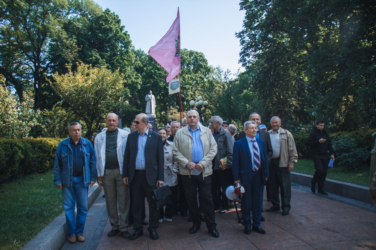 Под стенами Верховной Рады проходит митинг военных пенсионеров Под стенами Верховной Рады проходит митинг военных пенсионеров