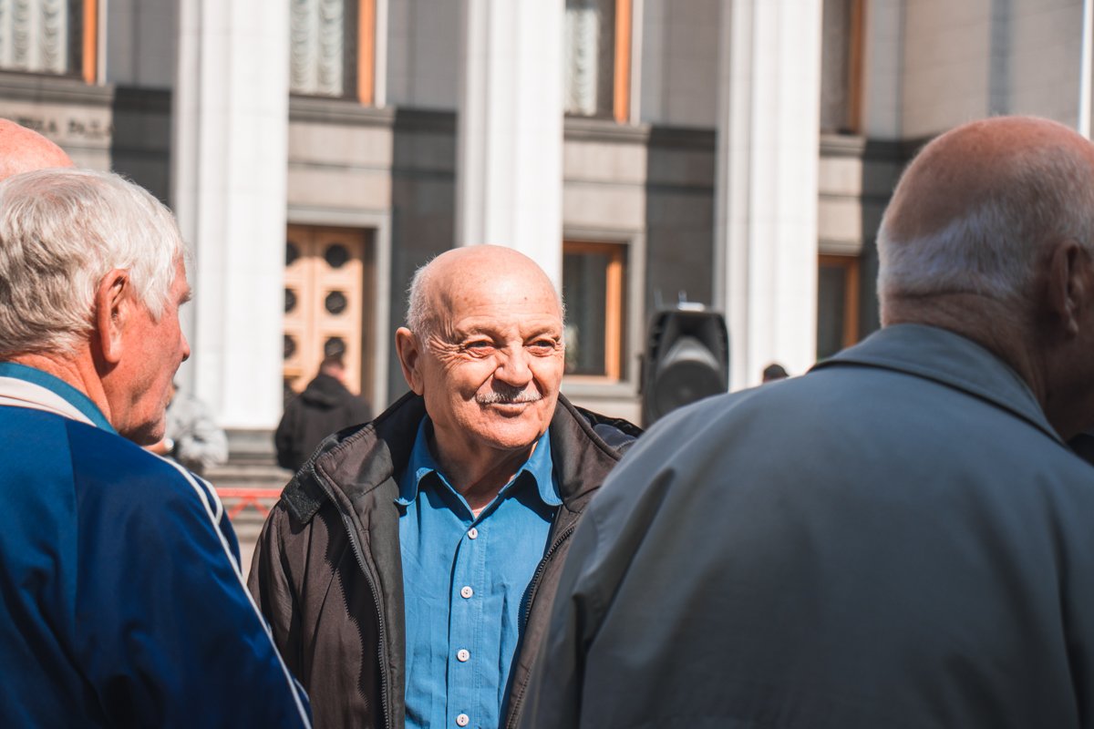 Под парламент пришли ветераны войны, боевых действий, ветераны военной службы и правоохранительных органов Под парламент пришли ветераны войны, боевых действий, ветераны военной службы и правоохранительных органов