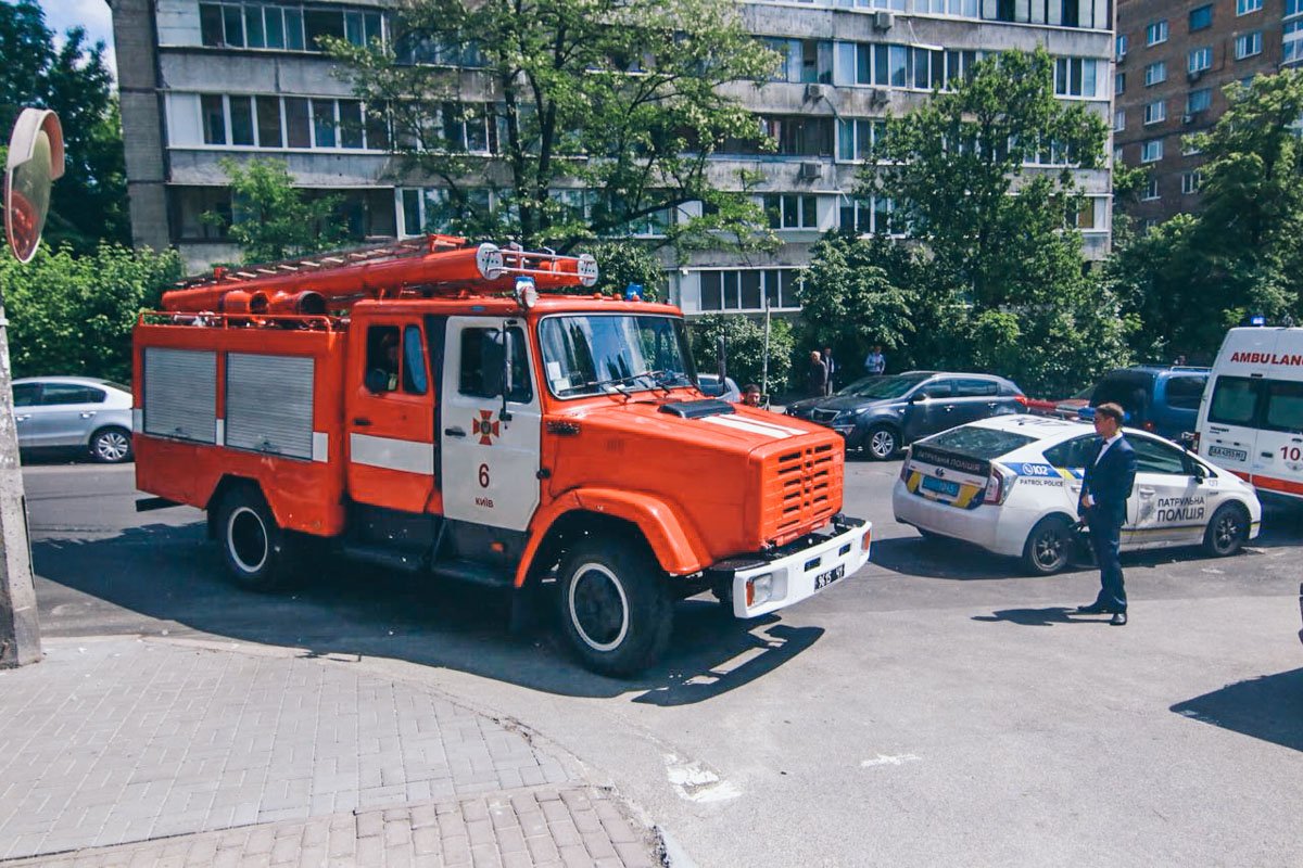 Также сюда прибыли спасатели