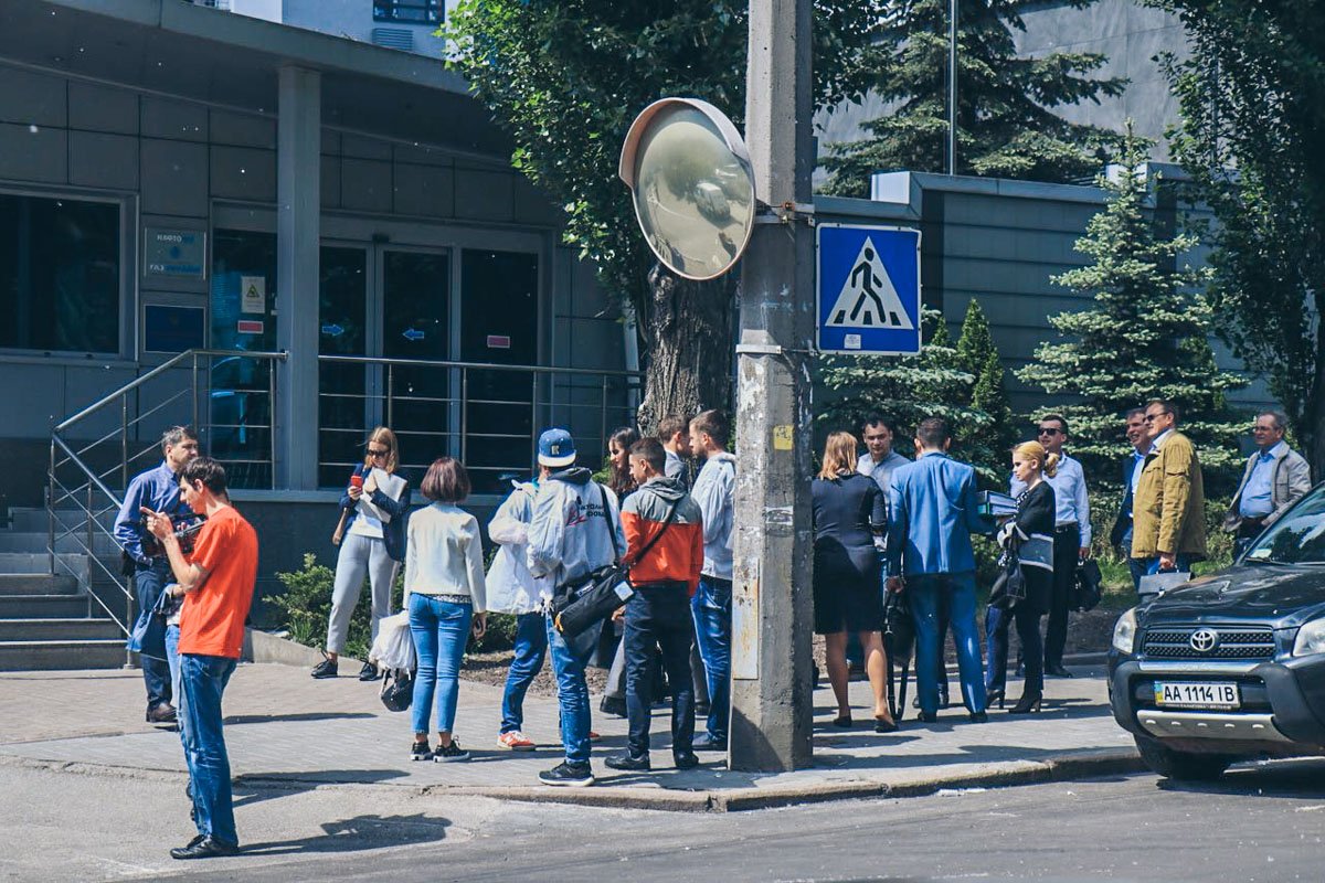 На улице оказались все работники суда