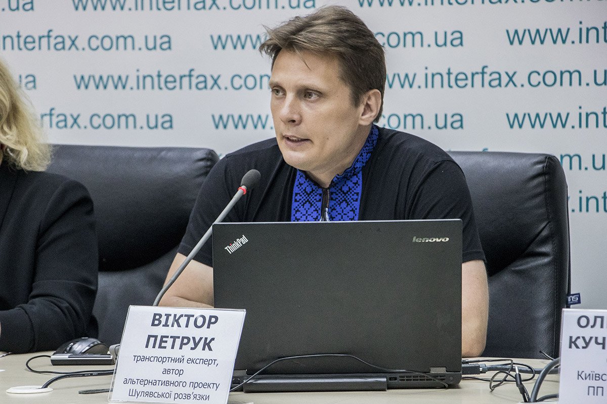 Виктор Петрук говорит, что трехуровневая развязка будет стоить городу 756 миллионов гривен, а вариант  "четырехлистник"  - 811 миллионов гривен