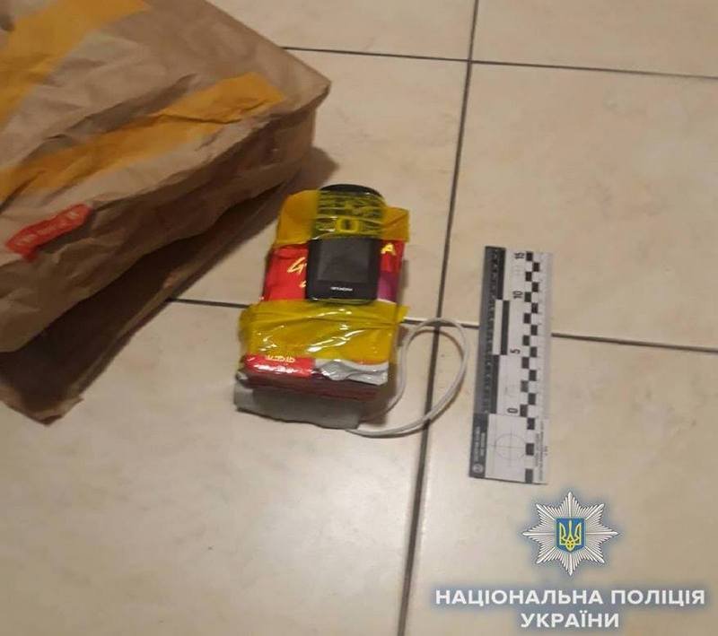 Ложную «бомбу» сделали из двух упаковок из-под кофе, мобильного телефона и проводов. Ложную «бомбу» сделали из двух упаковок из-под кофе, мобильного телефона и проводов.