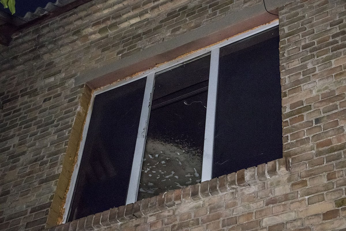 Окно и вся квартира закопчены