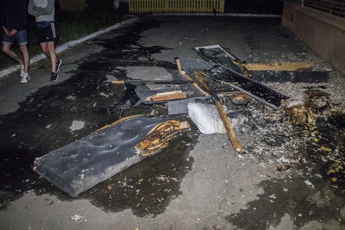 Обгорелые вещи пожарные выбросили на улицу