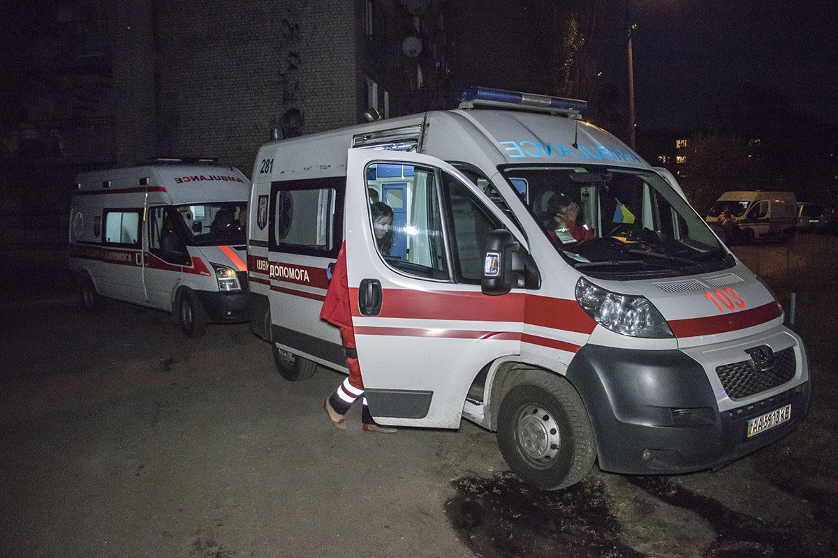 На место прибыло 3 кареты скорых