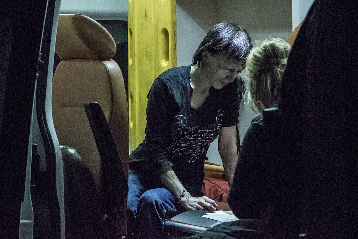 Медики хозяйке квартиры оказывают помощь