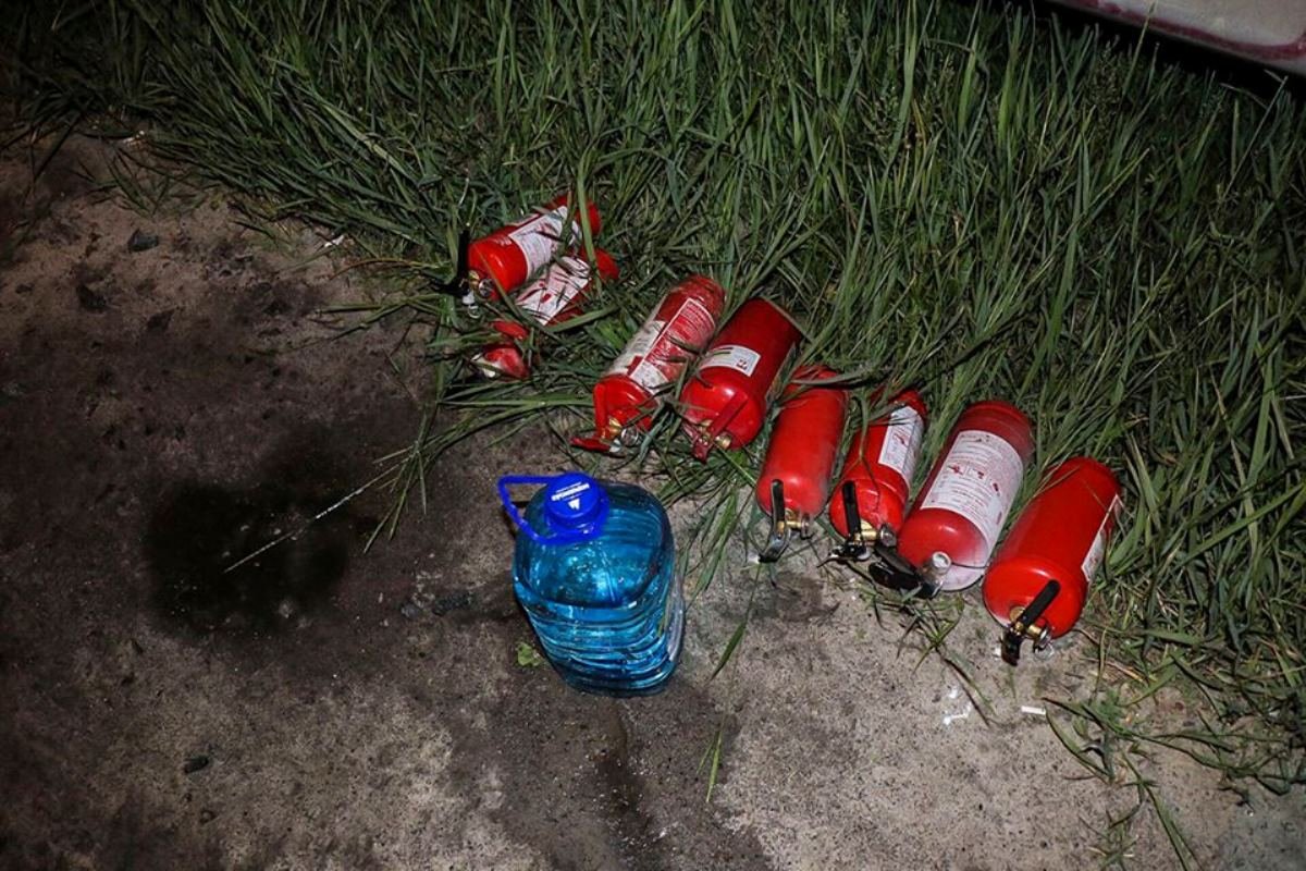 Потушить автомобиль пытались мимо проезжавшие водители