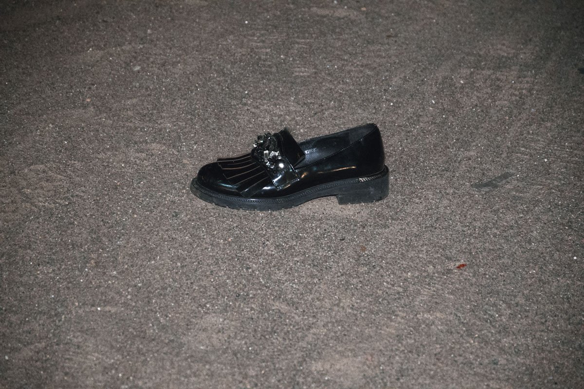 После удара обувь погибшей разлетелась по всей проезжей части