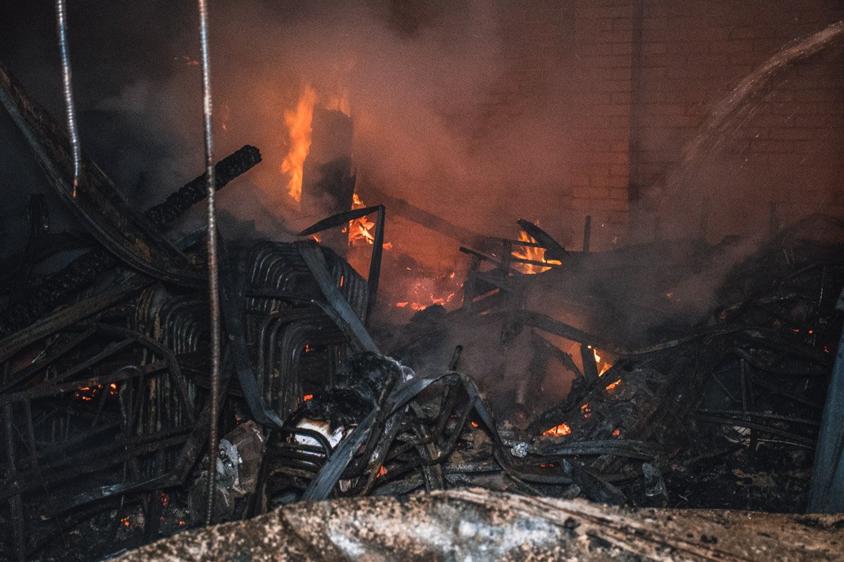 Все содержимое гаражей сгорело дотла