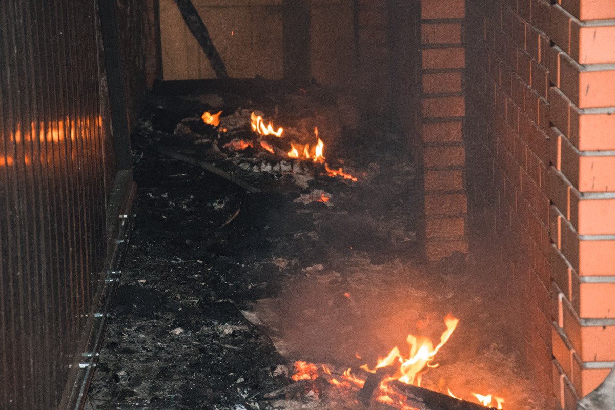 Обломки сгоревшей крыши лежат возле гаража