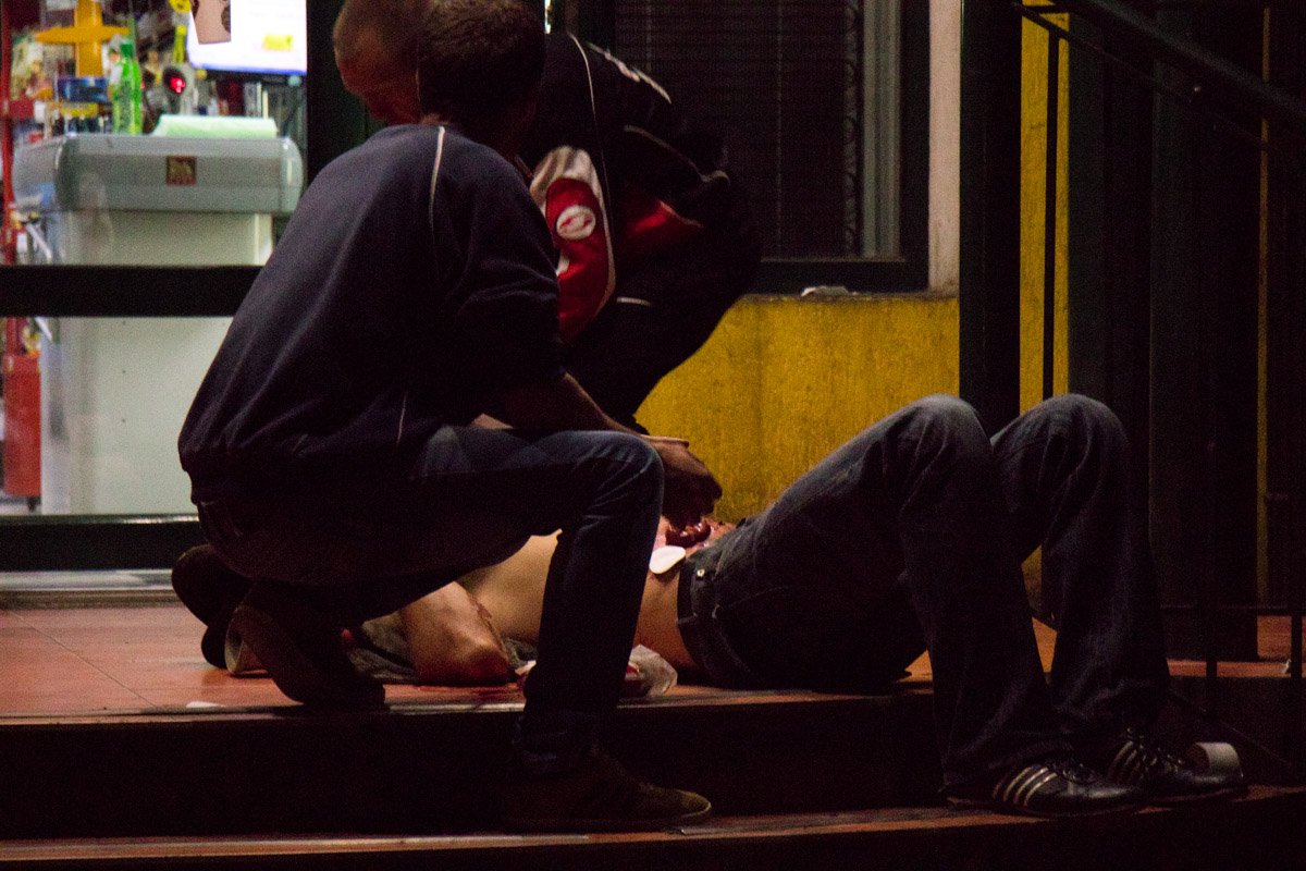 Мужчине оказывали первую помощь до прибытия медиков