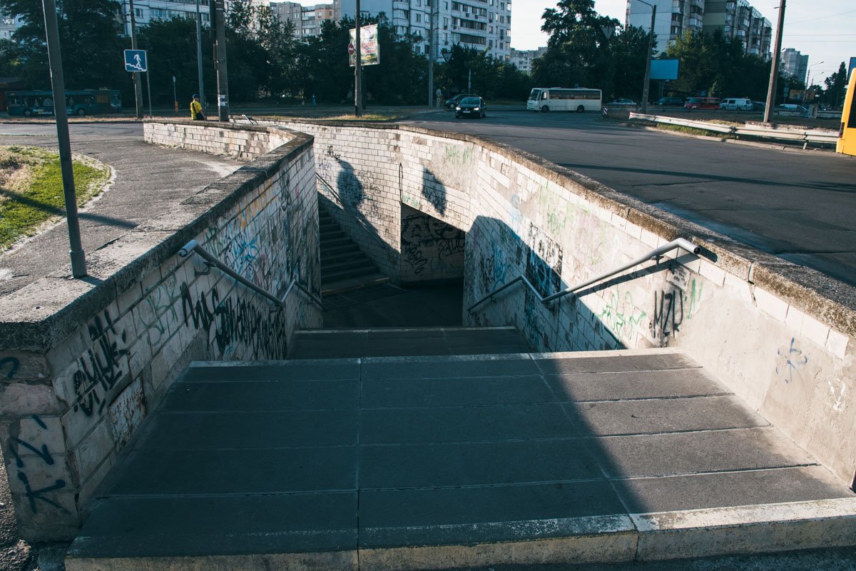 Вход в подземный переход выглядит не разрушенным 